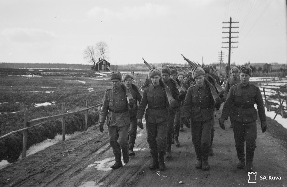 Jääkäripataljoonan miehiä marssilla Hammarlandilla huhtikuussa 1944.