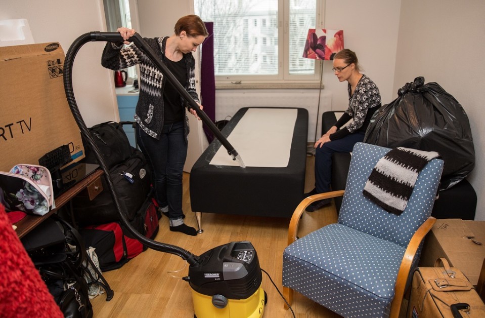 Elina Viljanen puhdisti sänkyään remonttipölystä kotonaan Lauttasaaressa. Apuna oli sisar Eeva Viljanen.