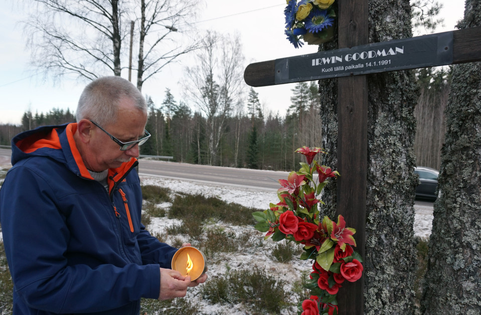 Juhani Tjurin Irwin-muistomerkillä