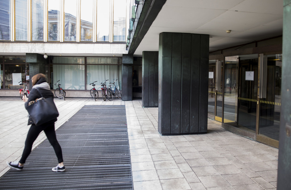 Helsingin yliopiston ulko-ovet.