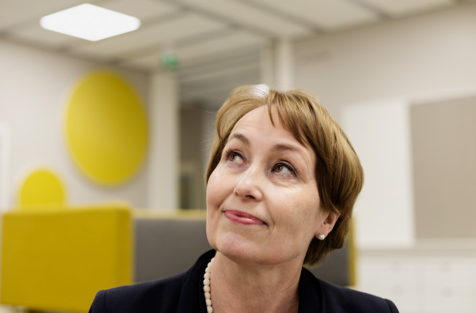 Entinen kansanedustaja Raija Vahasalo luotsaa Gesterbyn koulua Kirkkonummella.