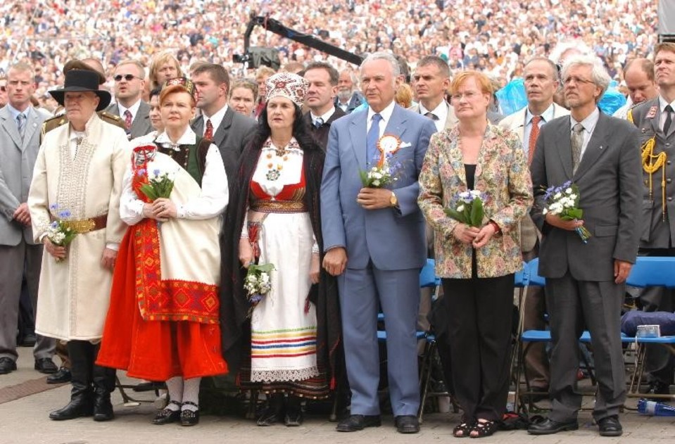 Suomen ja Viron presidentit vierailevat säännöllisesti toistensa luona. Viron kielen taidostaan tunnettu presidentti Tarja Halonen osallistui Tallinnan laulujuhlille vuonna 2004.