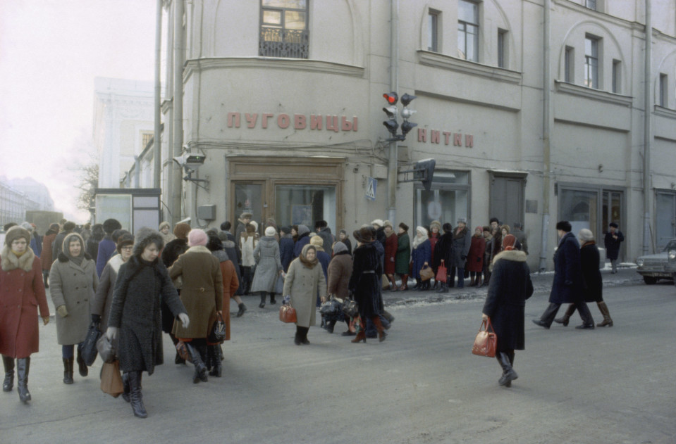 Leningradissa jono kaupan edessä. Venäläisiä naisia talvivaatteissa. v. 1980