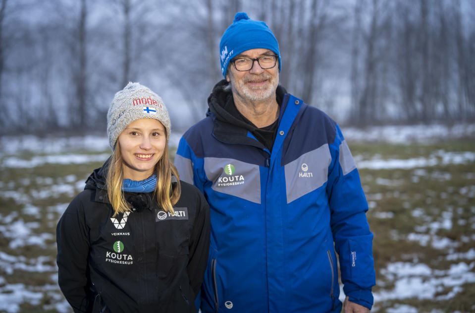 Naismäkihyppääjä Jenny Rautionmaa ja valmentajansa Tapio Kallunki