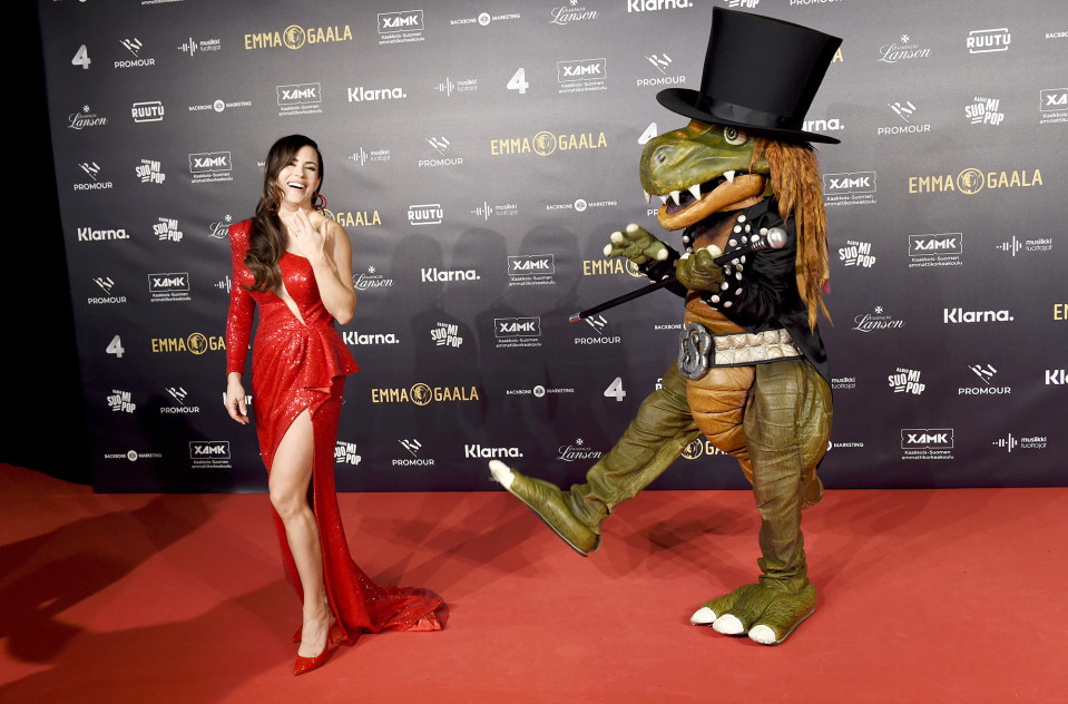 Martina Aitolehti ja Herra Hevisaurus Emma-gaalassa Helsingissä.