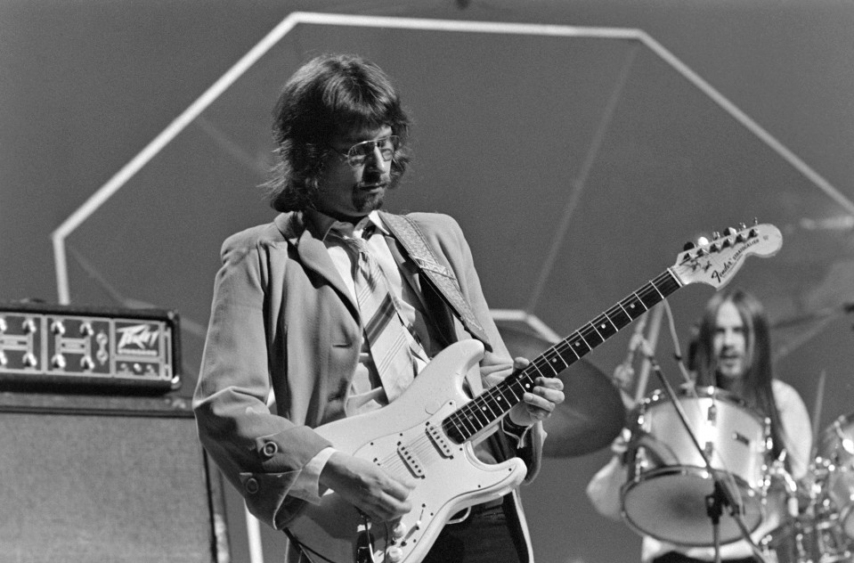 Hasse Wallin mukaan Hendrixin Suomen-konsertti oli käänteentekevä kokemus hänen muusikonurallaan. Kuvassa Wallin tyylinäyte Iltatähti-ohjelmassa vuodelta 1977.