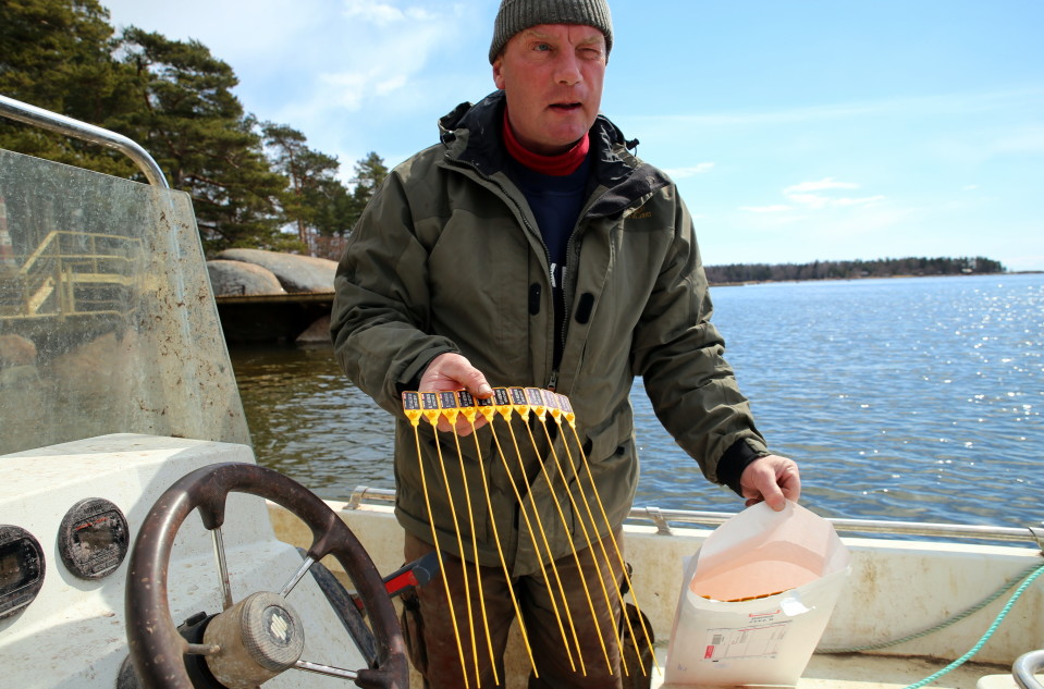 Micke Lindholm veneen kyydissä.