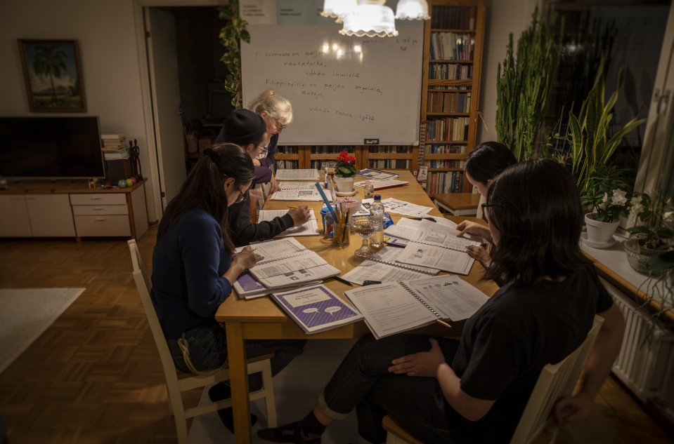 Filippiiniläiset opiskelevat Suomen kieltä