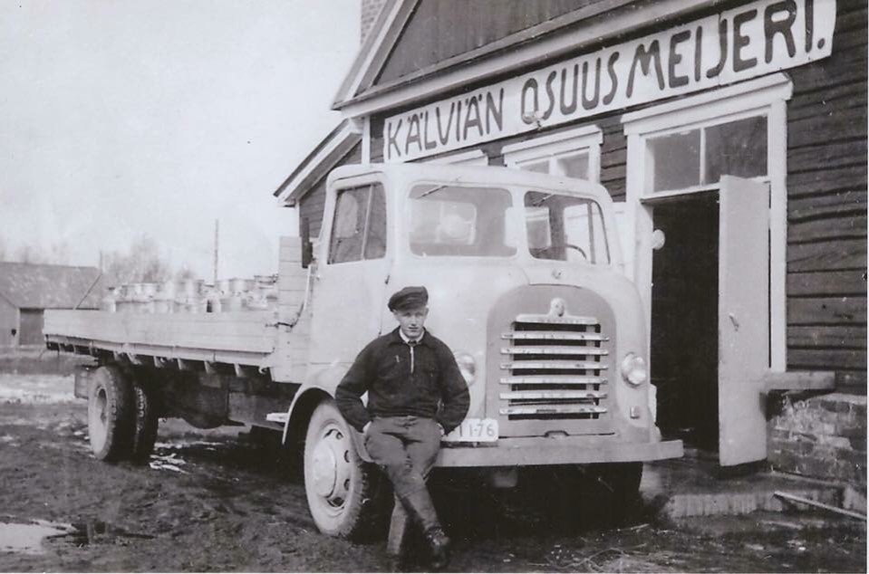 Pentti Rahkonen ja pystykeräilyauto Bedford, jolla Rahkonen aloitti maidon keräilyn 1950.