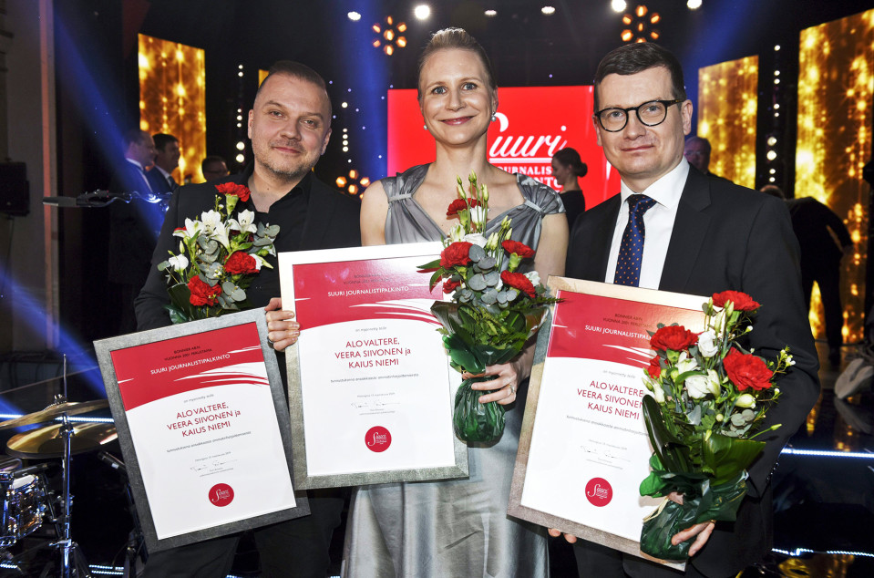 Vuoden Journalistinen Teko -palkinnon saivat Helsingin Sanomien Alo Valtere (vas.), Veera Siivonen ja Kaius Niemi Land of Free Press -kampanjasta.