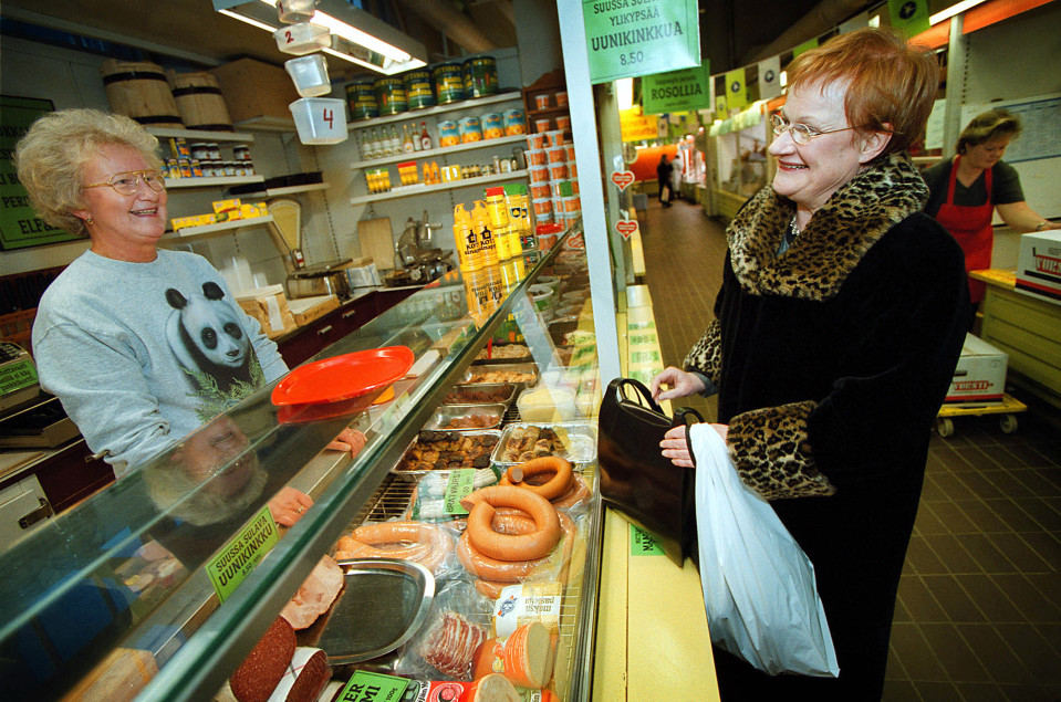 Lea Elf ja Tarja Halonen Hakaniemen hallissa.