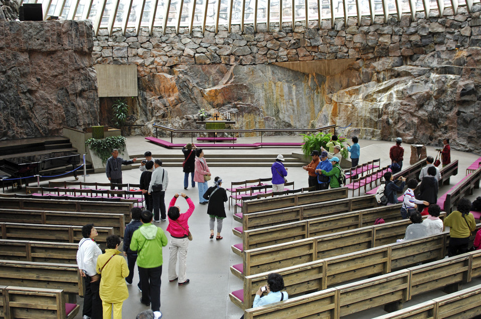 Turisteja Temppeliaukion kirkossa helsingissä.