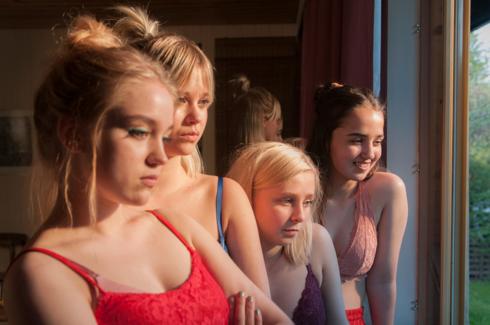 Tyttöbileet-elokuvassa Sissi (Elsa Marjanen), Nana (Alisa Röyttä), Eveliina (Anna Kare) ja Ellen (Yasmin Najjar) riisuvat paidat bileissään, mutta saavat yleisöä.