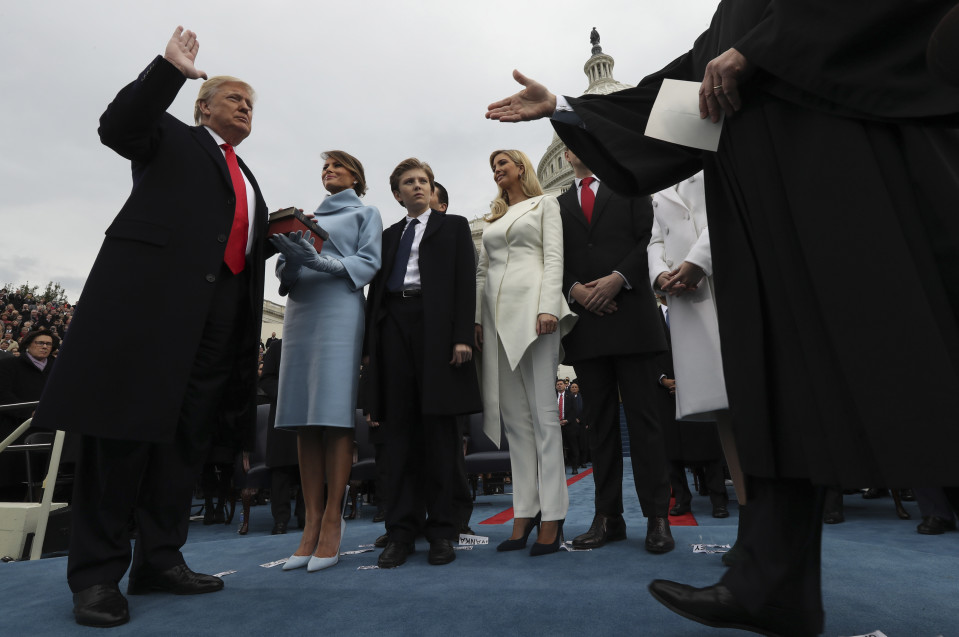 Presidentti Donal Trump vanoo virkavalan virkaanastujaisseremoniassaan Washingtonissa tammikuussa 2017.
