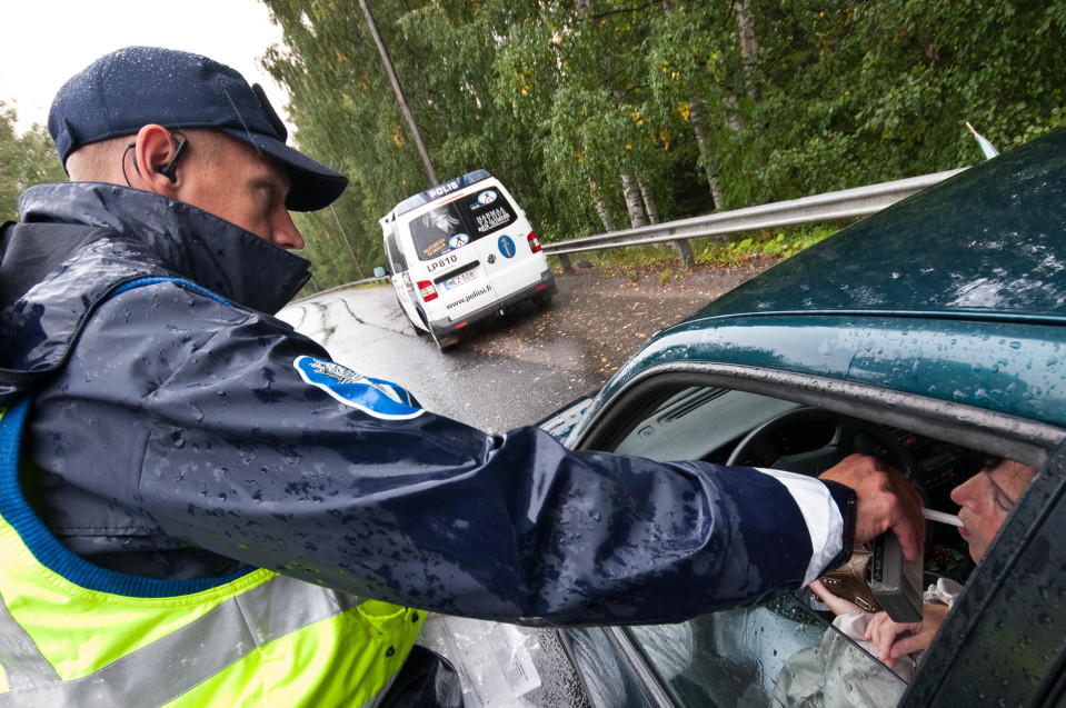 Poliisi puhalluttaa autoilijaa.