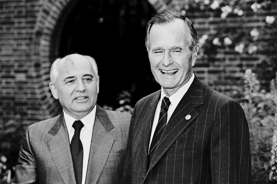 Mikhail Gorbachev ja George Bush kuvattuna G7-kokouksessa Lontoossa vuonna 1991.
