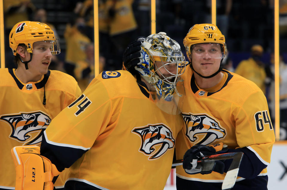 Juuse Saros och Mikael Granlund klappar om varandra efter Nashvilles seger.