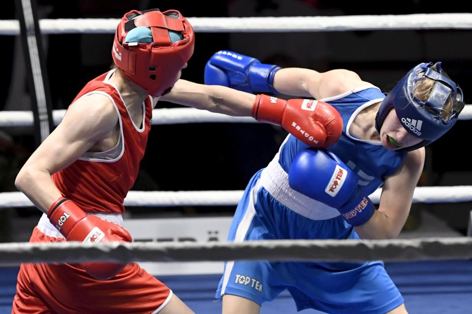Bulgarian Svetlana Staneva (vas.) ja Vilma Viitanen ottelevat GeeBee-turnauksessa.