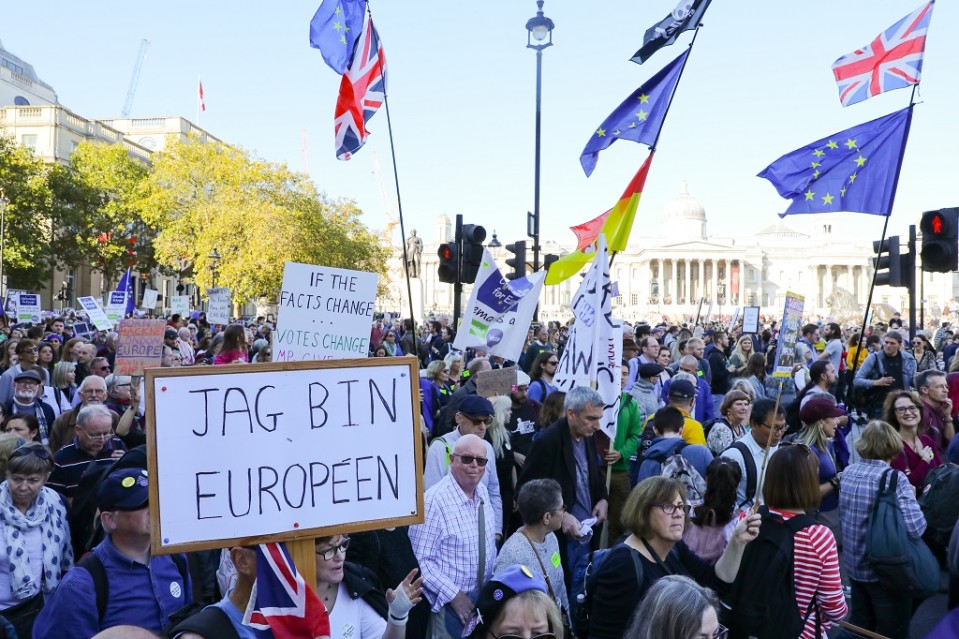 Kuvassa mielenosoittajia, jotka kantavat muun muassa EU:n ja Britannian lippuja.