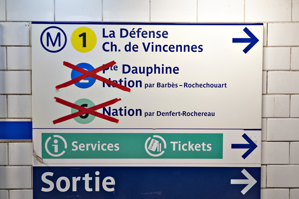 Charles de Gaulle Etoile -metron sisäänkäynnin kyltti, johon on merkattu punaisella lakon ajaksi suljetut metrolinjat.