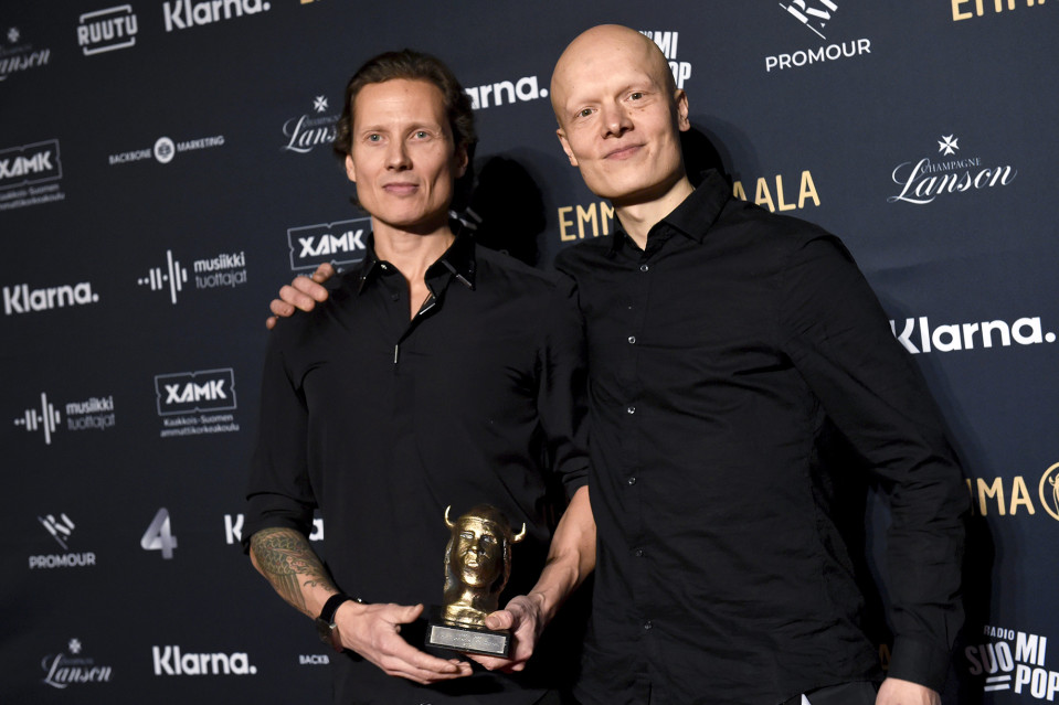 Alexi Tuomarila Trion Alexi Tuomarila (vas.) ja Olli Louhivuori vastaanottivat Vuoden jazz -Emman.
