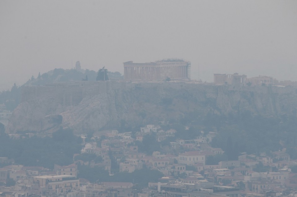 Akropolis-kukkula ja Ateenan kaupunki savun peittämänä.