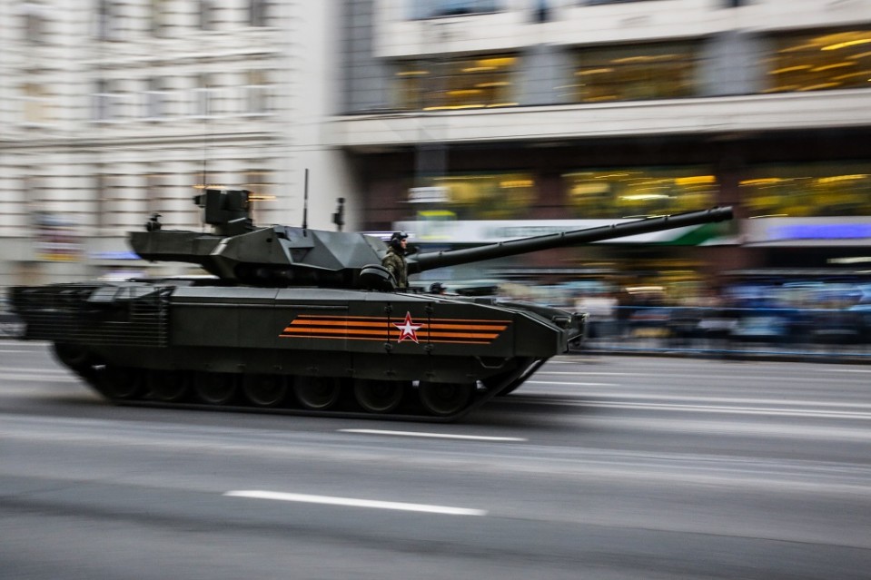 panssarivaunu ajaa Moskovassa kadulla