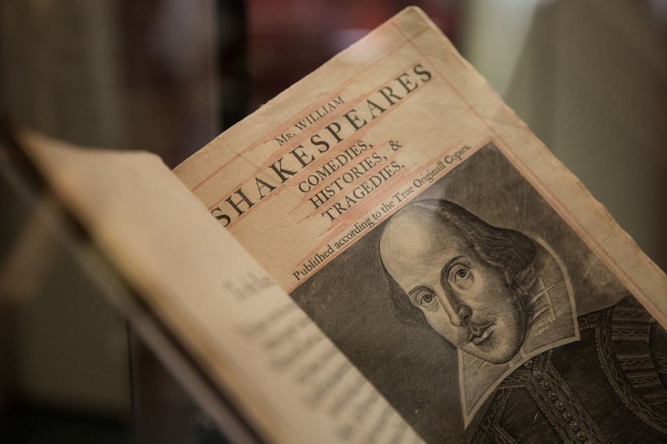 Ensi aukeama Shakespearen näytelmien kokoelmasta. Kuvituksena Shakespearen kasvot.