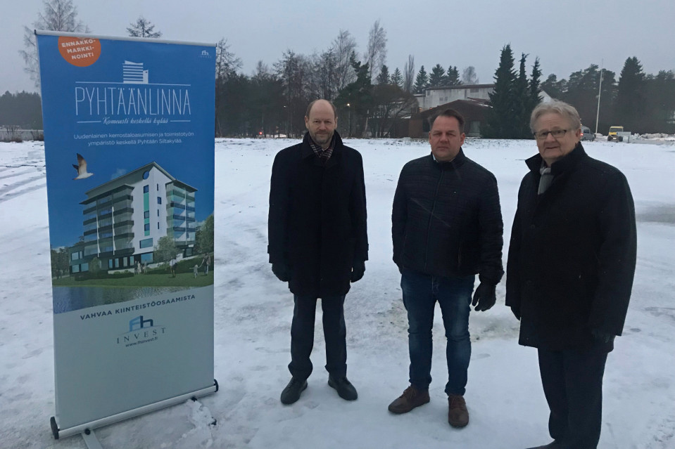 Pyhtään kunnanjohtaja Olli Nuuttila, tekninen johtaja Janne Kaulio ja talon rakennuttajayhtiön hallituksen puheenjohtaja Antti Viskari.