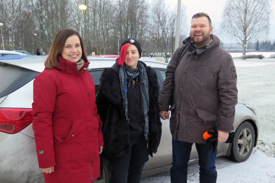Annina Herala-Hemmilä, Mynton Wallenius ja Iiro-Pekka Airola seisovat auton edessä