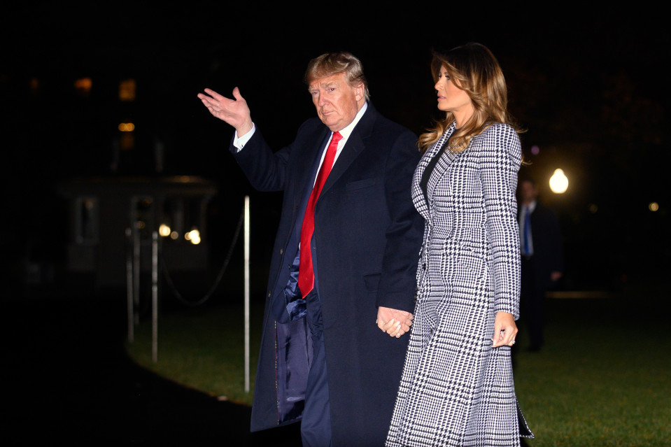 Donald ja Melania Trump käsi kädessä.