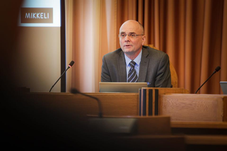 Mikkelin kaupunginjohtaja Timo Halonen esittelee vakavana esitystään vuoden 2022 talousarvioksi.