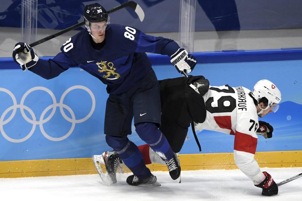 Saku Mäenalanen ja Sveitsin Calvin Thurkauf olympialaisten puolivälierässä.