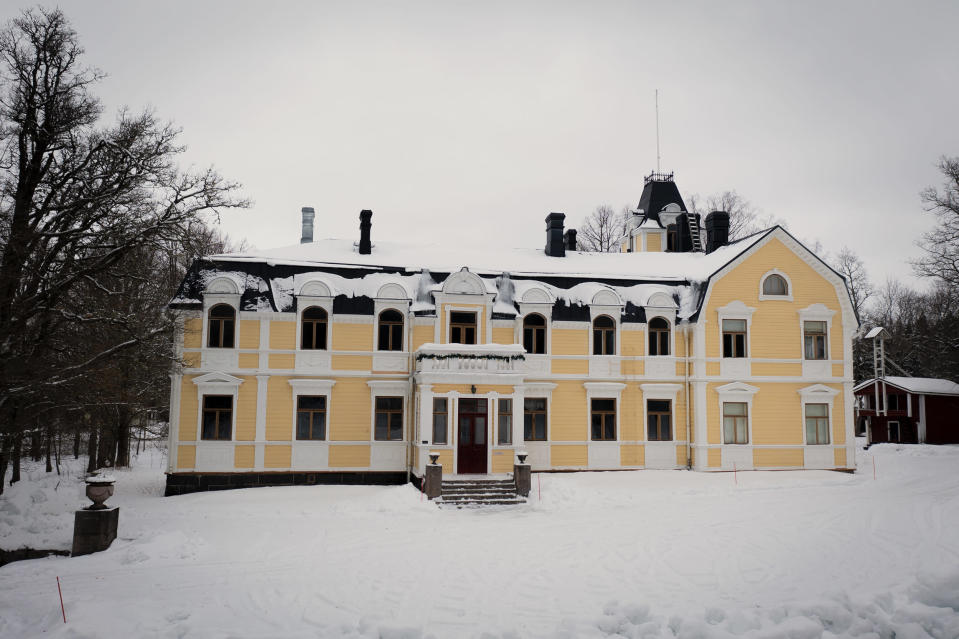 Pyhäniemen kartano sisäänkäynnin puolelta kuvattuna, lunta runsaasti pihalla.
