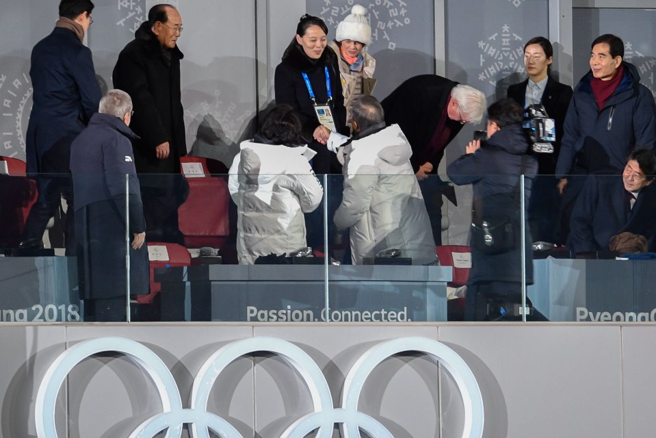 Kim Jong-unin sisko Kim Jo-jong kättelee Etelä-Korean presidenttiä Moon Jae-iniä Pyeongchangin olympialaisissa.