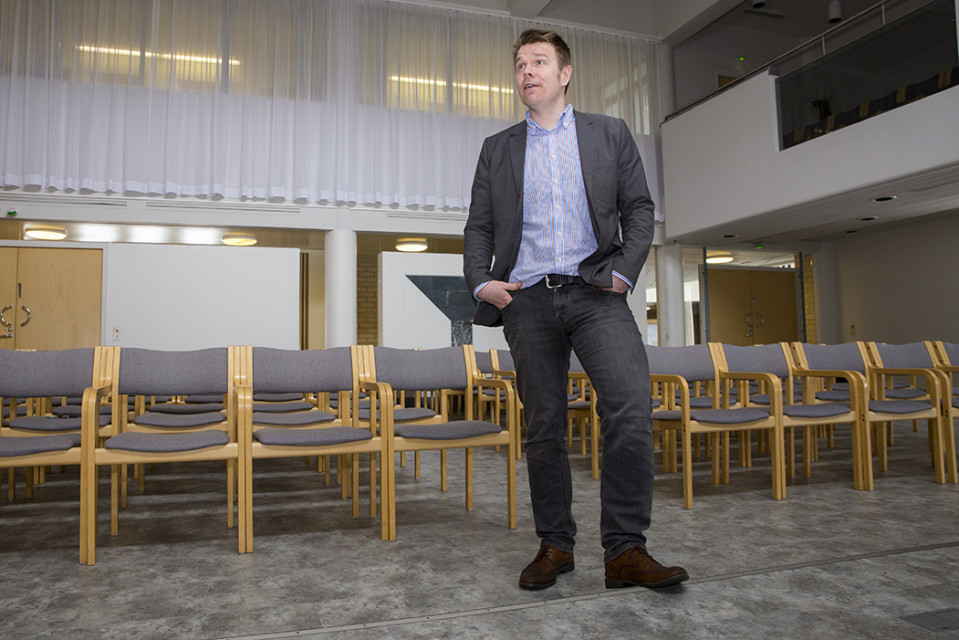 Juuan kunnanjohtaja Markus Hirvonen kunnan valtuustosalissa