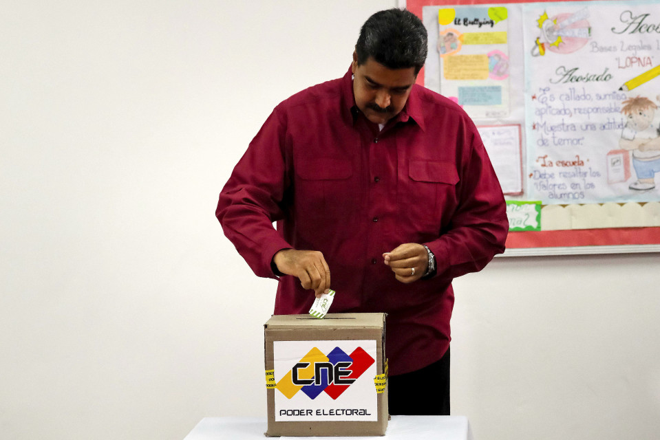 Nicolás Maduro laittaa vaalilippua uurnaan