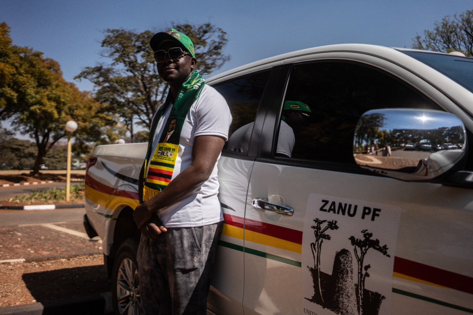 Zanu PF:n kansanedustaja Munyaradi Tobias Kashambi autonsa edessä.