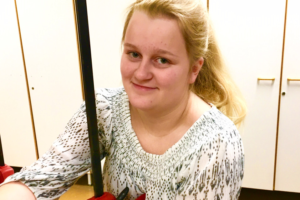 Lilja Kalin asettelee suurta puristinta puutyönsä liimauksen tueksi.