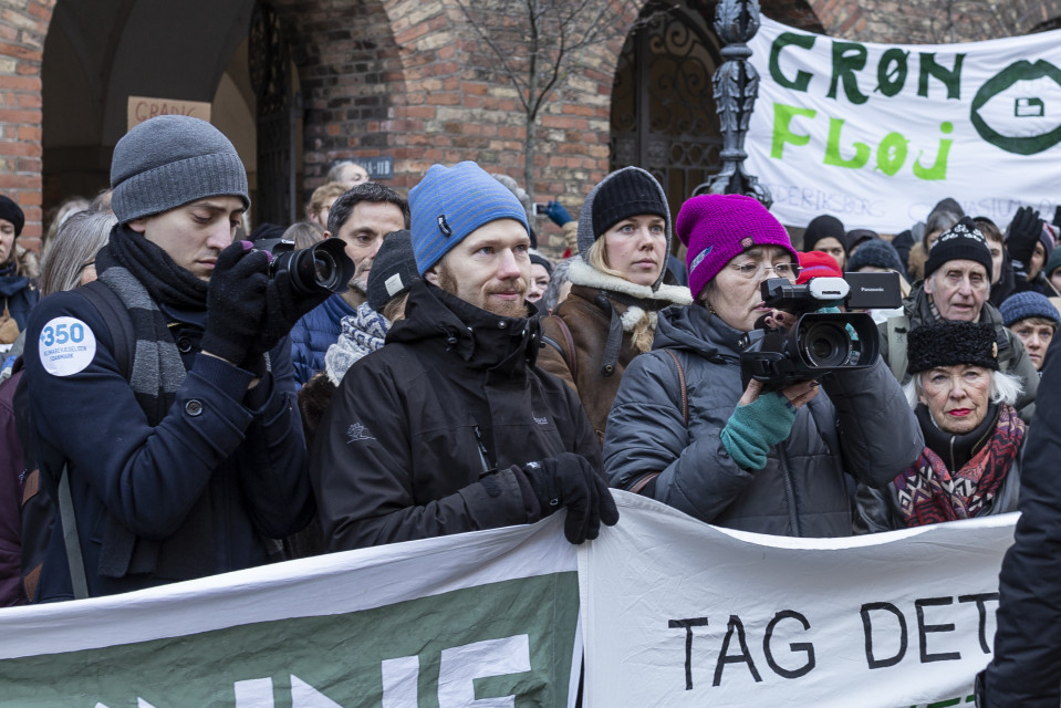 Ilmastomielenosoittajia banderollien kanssa