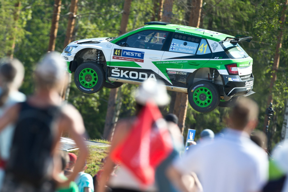 Kalle Rovanperä loikkaa Jyväskylän MM-rallin Power Stagella Ruuhimäessä 2018.
