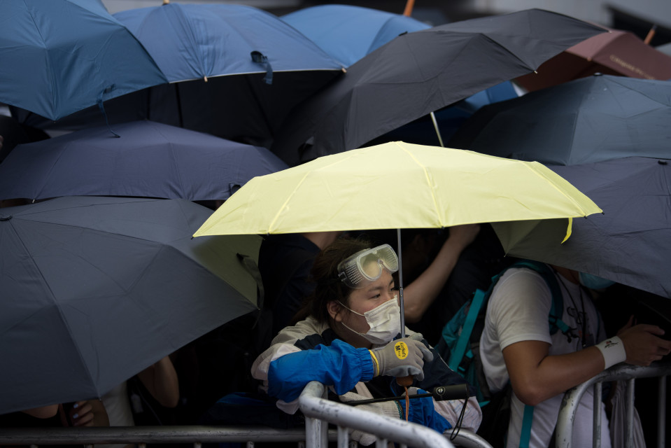 Protestoijat kokoontuivat alueparlamentin eteen Hongkongissa.