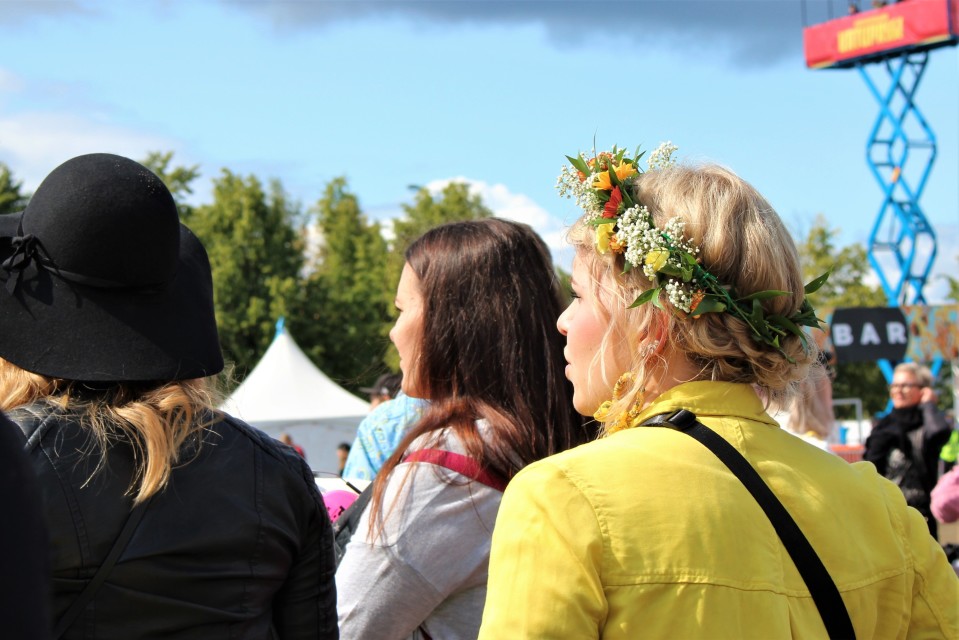 Kukkaseppele päässä festareilla.