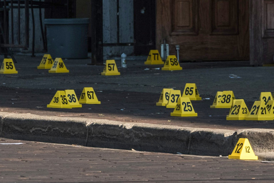 Poliisi tutkimassa rikospaikkaa