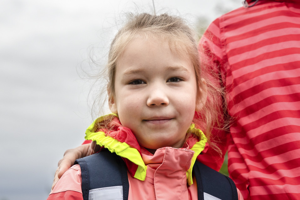 Äiti Heidi Kurronen ja tytär Isla Kurronen omalla pihatiellä ennen ensimmäistä koulumatkaa.
Menevät Pontuksen päiväkotikouluun.