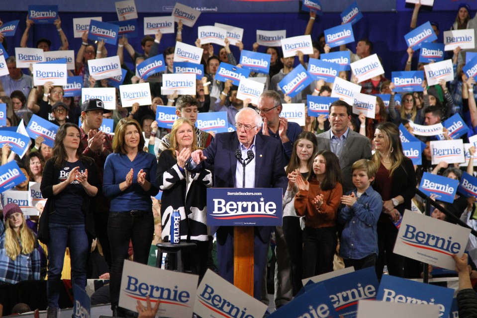Sanders puhumassa vaalivalvojaisissa