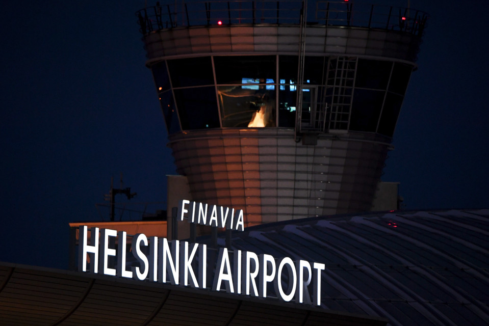 Kuvassa on Finavian kyltti Helsinki-Vantaan lentoasemalla.