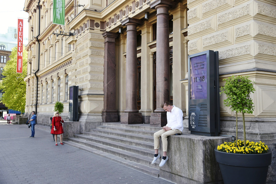 Ihmisiä odottelemassa Ateneumin taidemuseon avautumista uudelleen Ateneumin ulkopuolella.