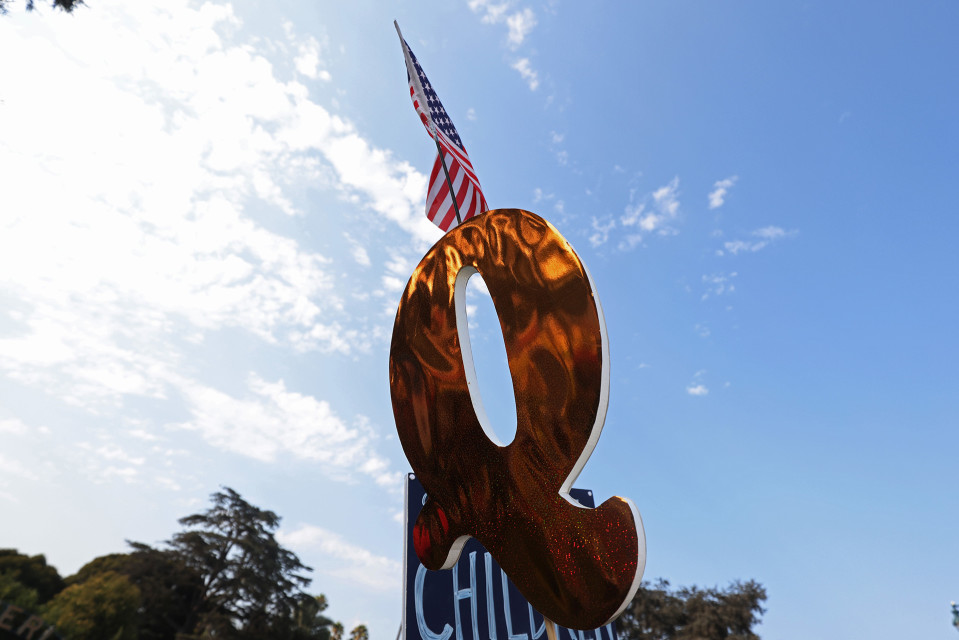 QAnon symboli Beverly Hills, California 22.elokuuta 2020