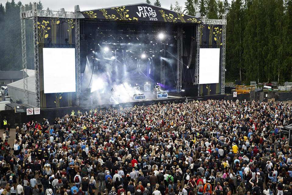Yleisöä Apulannan keikalla Provinssi-festivaalilla Seinäjoella 27. kesäkuuta 2015.